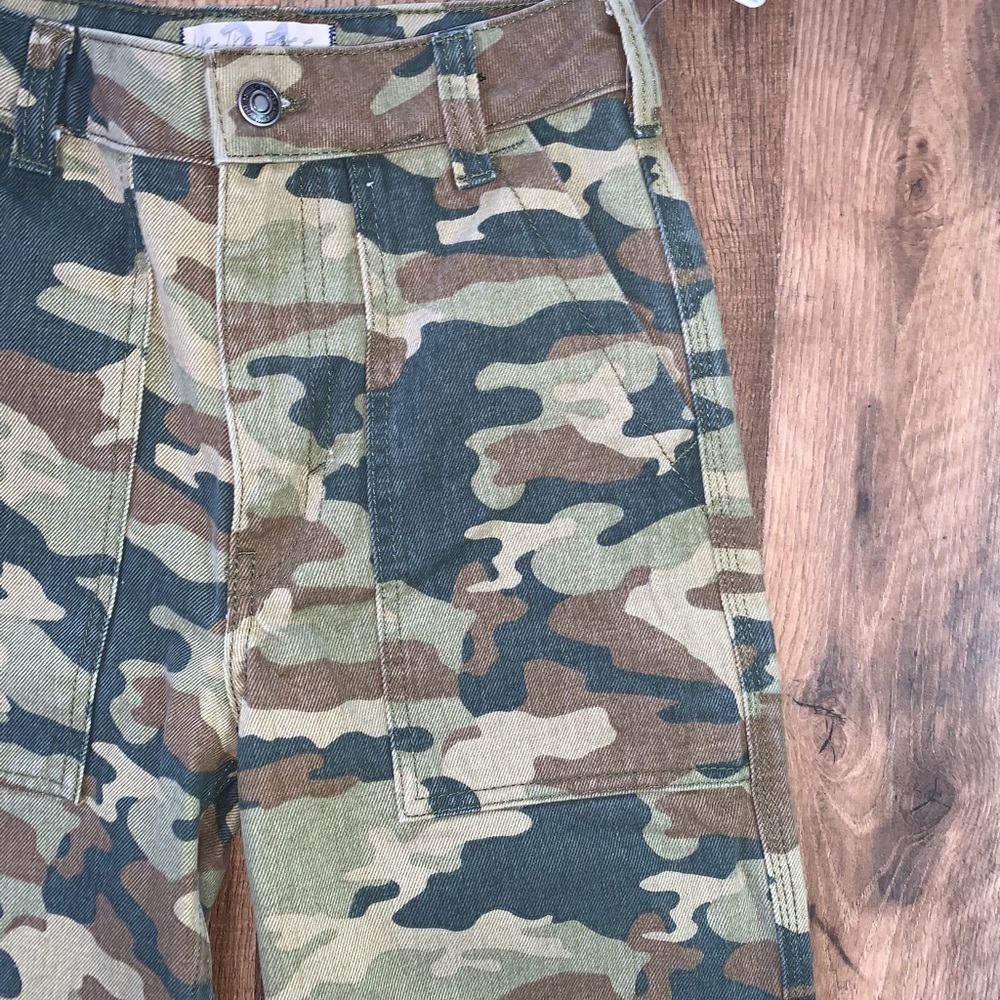 Adorable NWT We The Free Remy Camo Crop Jeans❣️ - Picture 3 of 6